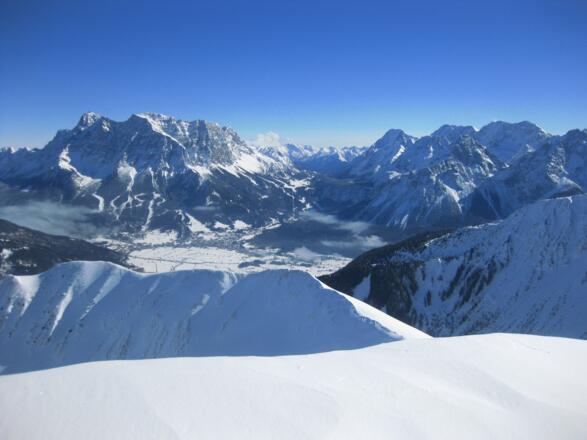 Blick vom Gipfel Richtung Osten: Zugspitze und die Mieminger Kette