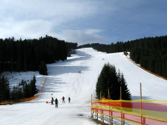 Im Bereich der Bergstation Halsmarter. Die weitläufigen Pisten erlauben ein ungestörten und gefahrlosen Aufstieg.