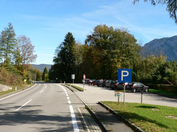 Parkplatz an der Atterseebundesstraße außerhalb von Unterach Richtung Nußdorf