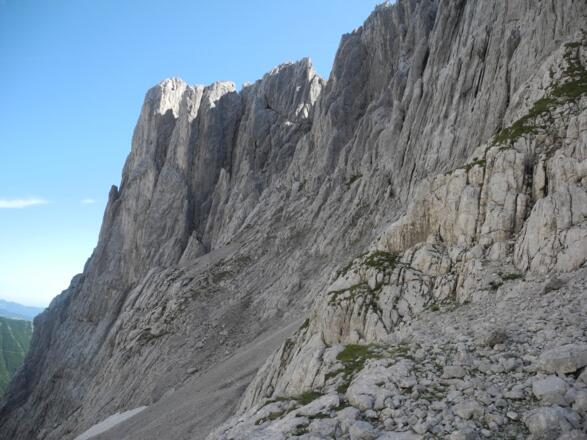 Blick vom Wanderweg auf die große Geröllterrasse des Zustiegs zur Predigtstuhlscharte