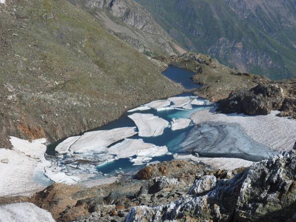 Gletschersee 2630m, rechts umgehen.