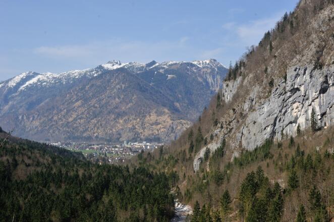 Blick vom Rindbachtal Richtung Ebensee und Höllengebirge - Rechts im Bild die Wände des Klettergartens Rindbachtal