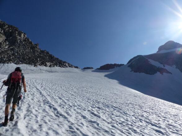 In einem Rechtsbogen geht es steil zum Gipfel der Reichenspitze.