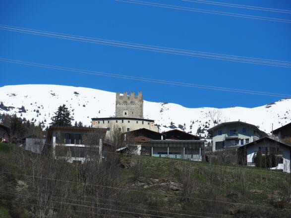 Burg Biedenegg in Fließ thront hoch über dem Inn