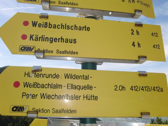 Wegweiser bei der Hütte