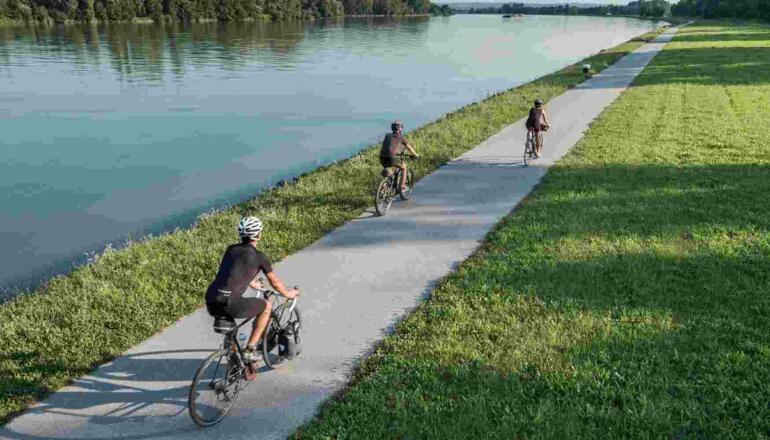 am Donauradweg vor Brandstatt