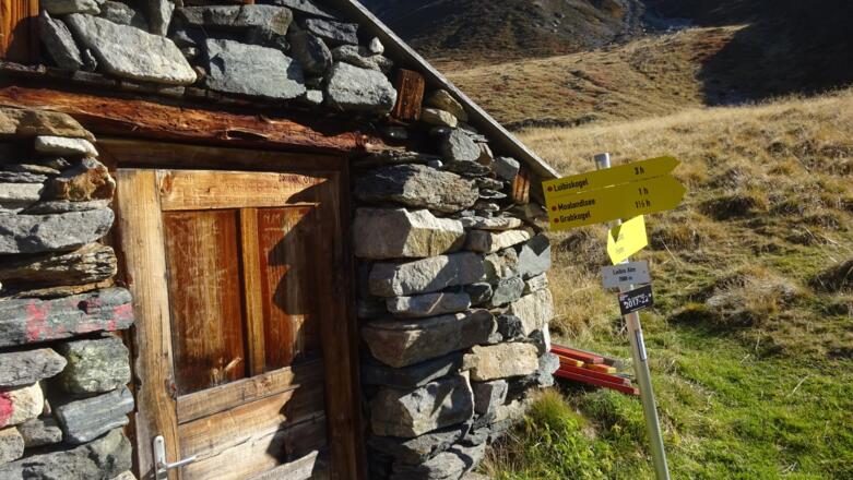 Luibislam mit Wegweiser zum Moalandlsee und Grabkogel.