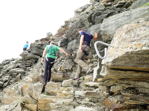 Für Geübte ist der seilfreie Auf- und Abstieg gut möglich, zumal die Schwierigkeiten im Fels maximal UIAA 2+ erreichen.