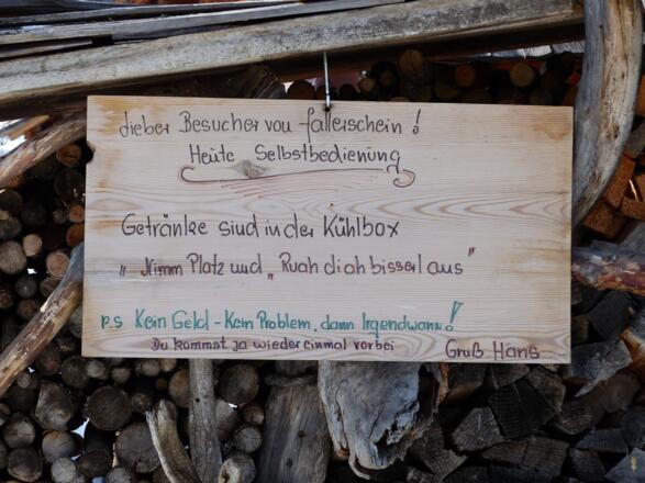 ... dort stellt ein sehr freundlicher Besitzer (sehr günstig) Getränke zur Verfügung.