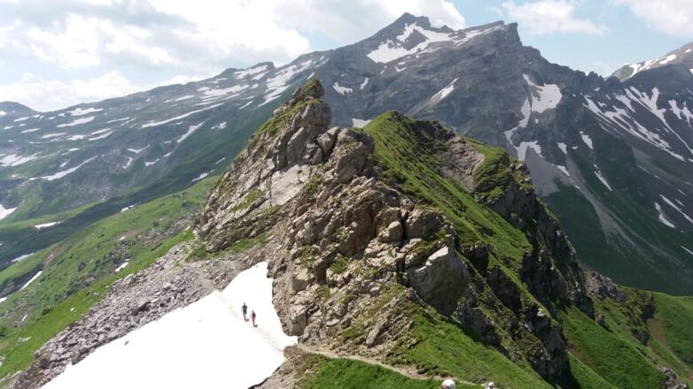 Blick von oben und zurück zur Querung des Schneefeldes.