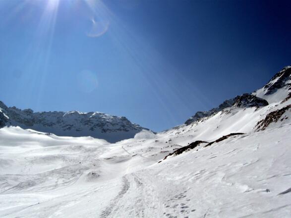 Herrliches Aufstiegsgelände. Ganz hinten in der Bildmitte zeichnet sich das Joch bereits ab.