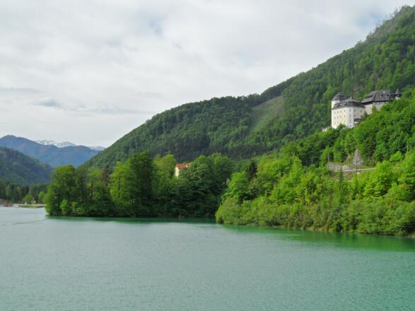Von der Dammkrone hat man einen schönen Blick auf die Burg und das Schloss Klaus