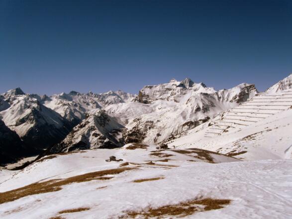 Blick vom Gipfel zur Blaserhütte. Dahinter unter anderem die mächtige Kirchdachspitze.