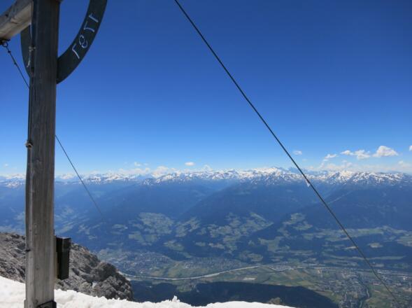 Blick vom Gipfel auf Tuxer und Zillertaler Alpen