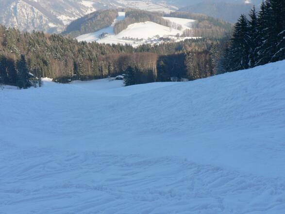Blick auf die Skipiste, die am Nachmittag im Schatten liegt