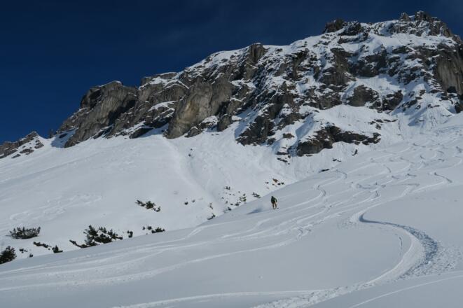 Weiter Hang vor den Lawinengallerien.