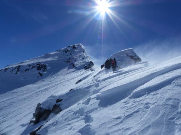 Bei ungünstigen Verhältnissen zu Fuß entlang des Grates zum Gipfel.