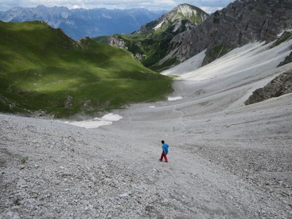 Abstieg ins Lizumerkar, hinten die Nockspitze (Saile). Ganz hinten die Karwendel-Nordkette.