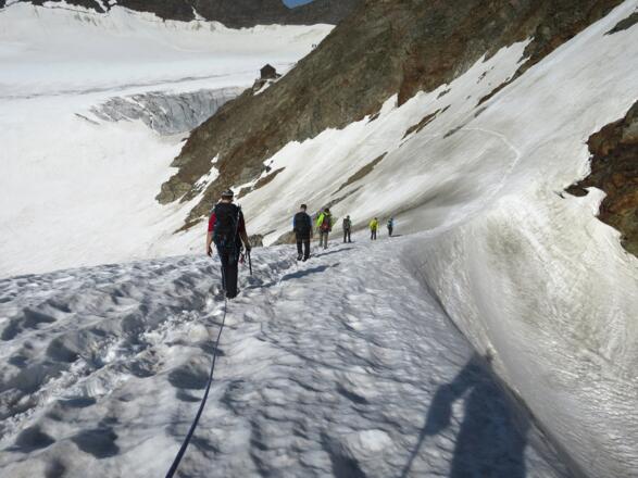 Von dem mächtigen Windkolk kann man ohne Höhenverlust zur Hütte queren. Das letzte Stück durch das Block- und Felsgelände ist markiert.