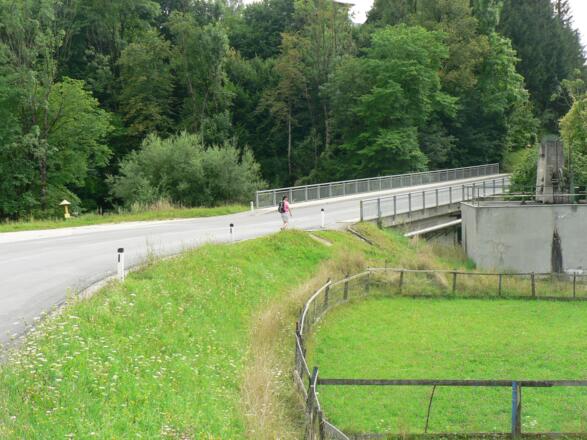 Ein kleines Stück entlang der Straße, über die Brücke bis zu Kläranlage