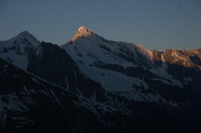 Wie ein Horn ragt die Grabspitze in den Himmel