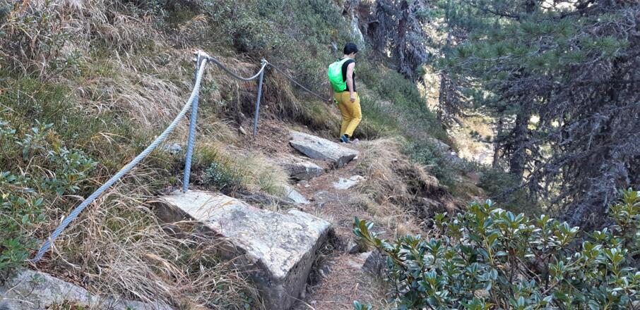 Eine kurze, steil abfallende Querung ist mit einem Drahtseil gesichert.