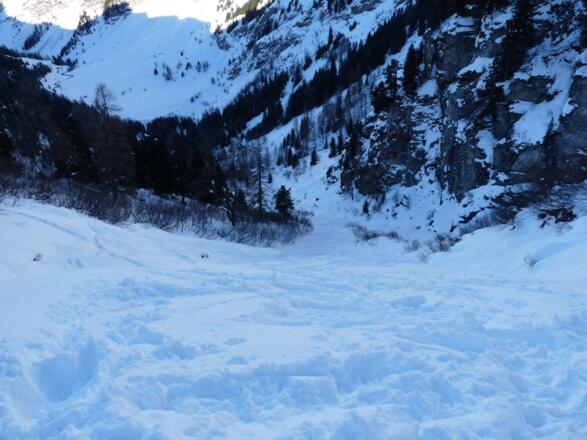 Blick von oben auf den zugeschneiten Wasserfall, den wir in direkter Linie abfahren.