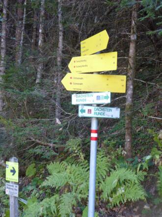 Wegweiser an der Staumauer