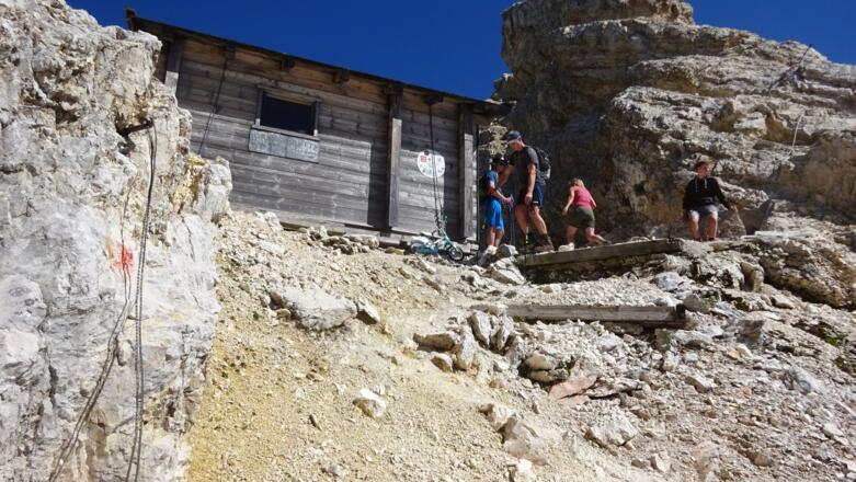 ... zur versteckten Birkkarhütte (Notunterkunft).
