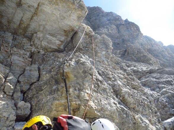 Das erste Fixseil über den Überhang