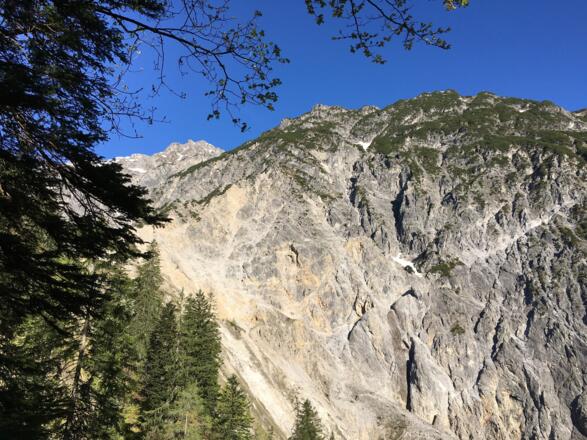 Kurz unterhalb der Mutt mit Blick auf den Rosskopf Südgipfel