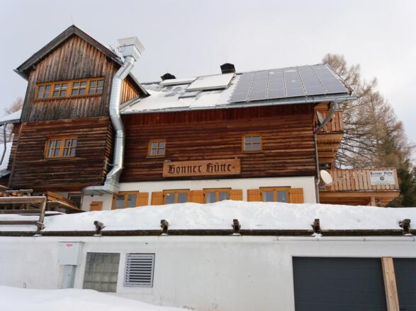 Startpunkt für die heutige Tour: die verschneite Hütte.