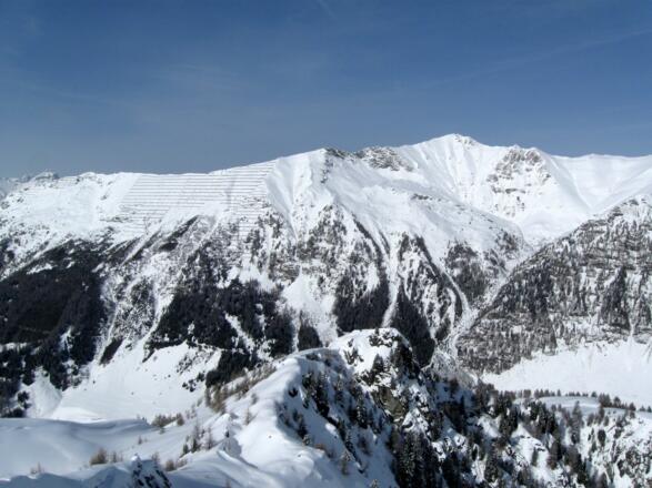 Blick über den Kamm zum Rauhen Kopf (Bildmitte). Auf der gegenüberliegenden Talseite schön zu sehen: Reißenschuh und Schafseitenspitze.