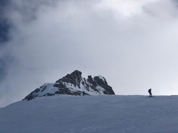 Blick zurück bei der Abfahrt im Steilhang