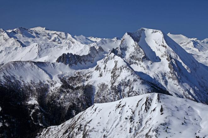 Prominentes Gipfelpanorama: Weißeck (rechts), Ankogel (rechts dahinter) & Hochalmspitze (links hinten)