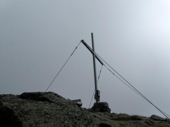 Einfaches Gipfelkreuz am Fotscher Windegg