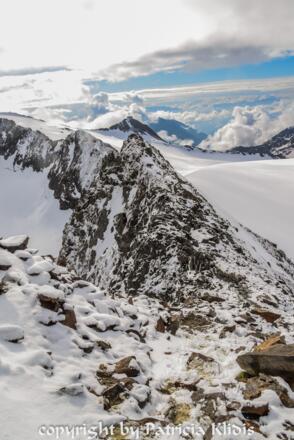 Rückblick auf den schon zurückgelegten Weg, zu erkennen auch das Becherhaus