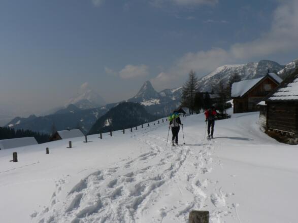 Wir durchwandern das Hüttendorf der Hinteregger Alm