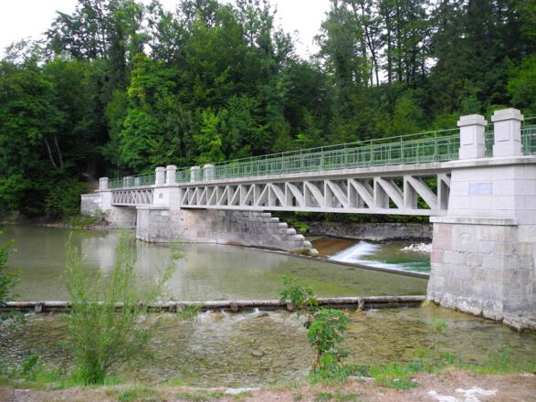 Nach wenigen Minuten haben wir das Zentrum verlassen und überqueren die Ischl.