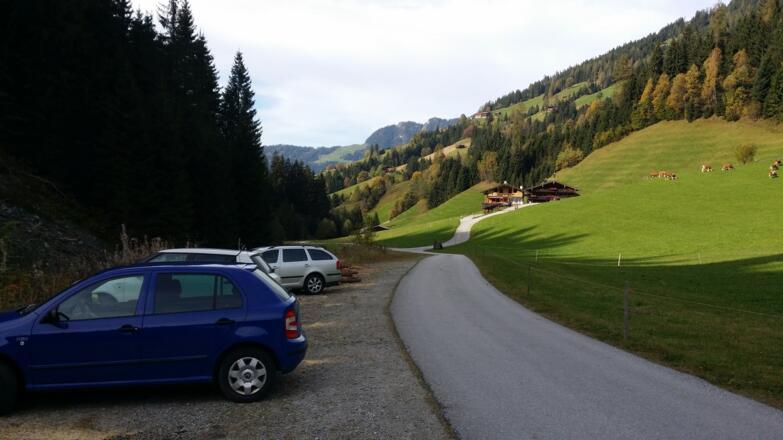 Die letzten Meter zum Auto, die Straße von rechts sind wir gekommen.Die Runde ist perfekt!