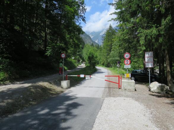 Halltal-Eingang, die Mautstraße ist seit 2012 für den Individualverkehr gesperrt.