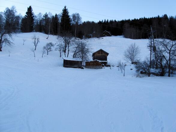 Gleich zu Beginn geht es über diese Wiese und vorbei an zahlreichen Stadln.