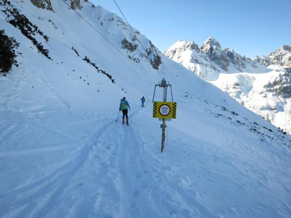 Von der Bergstation (2035 m) in südlicher Richtung verlassen wir nach wenigen Metern den organisierten Skiraum.