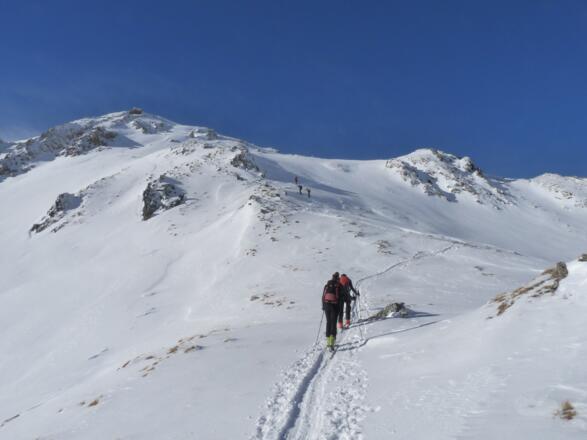 Zuletzt führt uns ein steilerer Osthang hinauf zum Sattel.