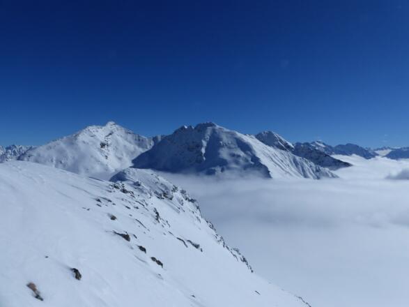 Hoch über dem Nebelmeer mit Blick auf Lehner Grieskogel (r.) u. Fundusfeiler ...