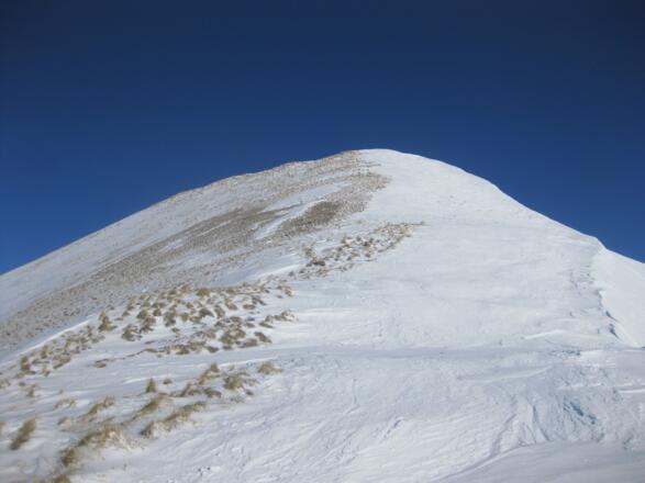 Die West-Seite des Gipfels ist oft sehr zerblasen.