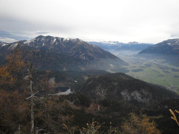 Am Gipfel: Unter uns der Schwarzensee - ganz im Hintergrund das Tote Gebirge.