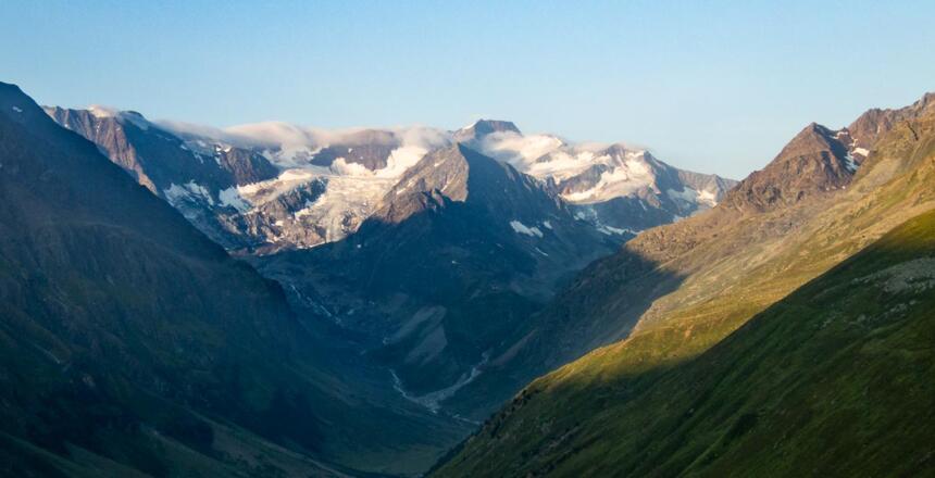Mit einer wunderschönen Aussicht starten wir an der Riffelseehütte.