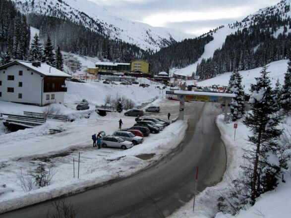 Beim ersten Parkplatz des Schigebietes geht es los.