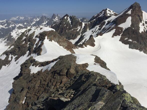 Blick vom Signalhorn zum Egghorn und rechts am Bildrand das Silvrettahorn
